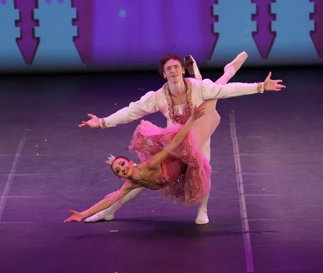 Buse Babadag ve Will Robichaud — Şeker Perisi fish dive, Fındıkkıran, Ballet San Antonio